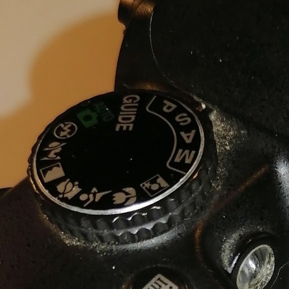 As New Nikon D3000 Digital Camera; 10 MegaPixel, Point and Shoot or Manual Cntrl - Picture 3 of 6